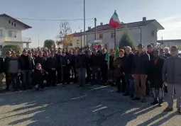 Con il capogruppo Piero Cavallo e la madrina Giovanna Arnaudo, presenti il sindaco, Marco Gallo, e l’assessore e Alpino Ezio Donadio, per ringraziare i volontari sempre presenti quando occorre